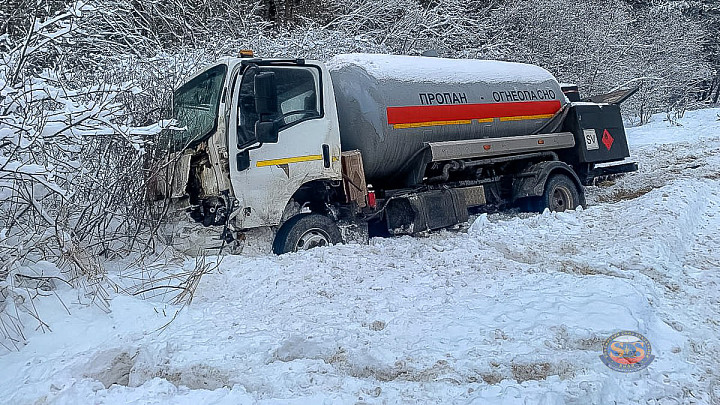 В столкновении легкового автомобиля с газовозом пострадали две женщины